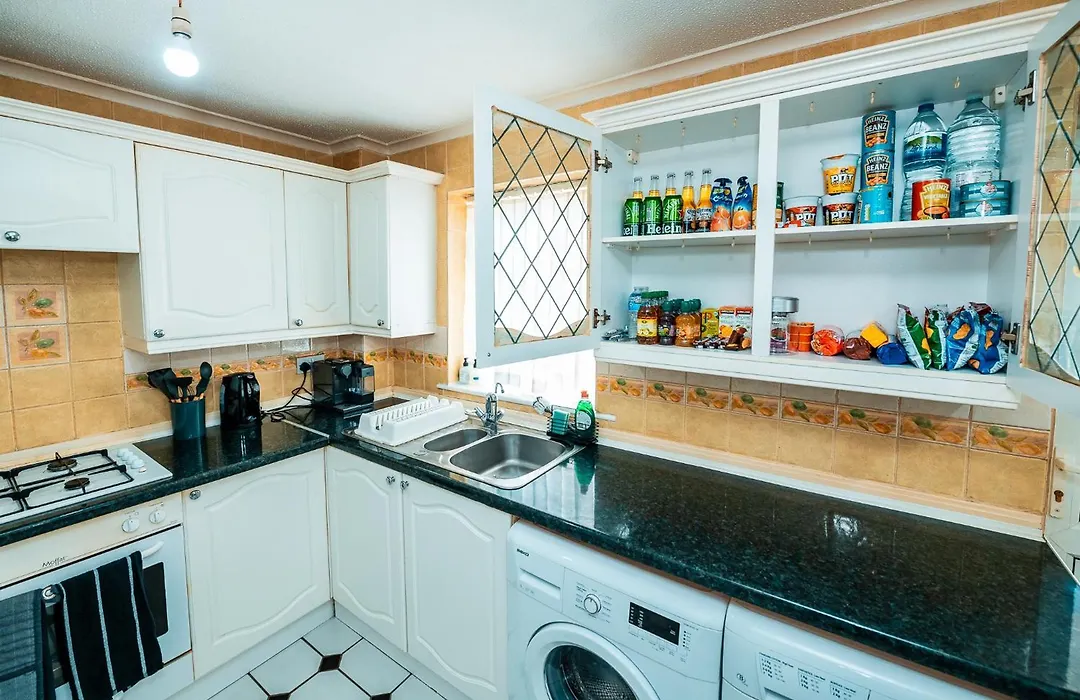 Family & Group Stay In Manchester - Free Parking-1