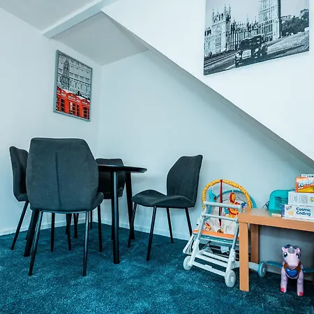 Family & Group Stay In Manchester - Free Parking-3