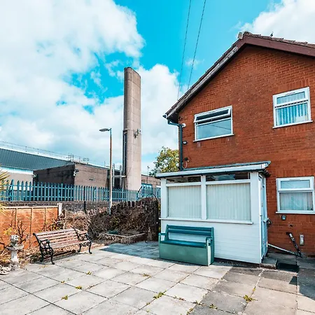 Family & Group Stay In Manchester - Free Parking-2